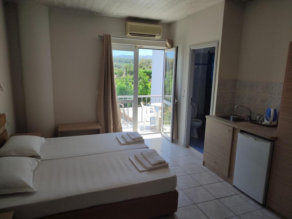 Aparthotel Banana Moon Adelianos Kampos Exterior foto
