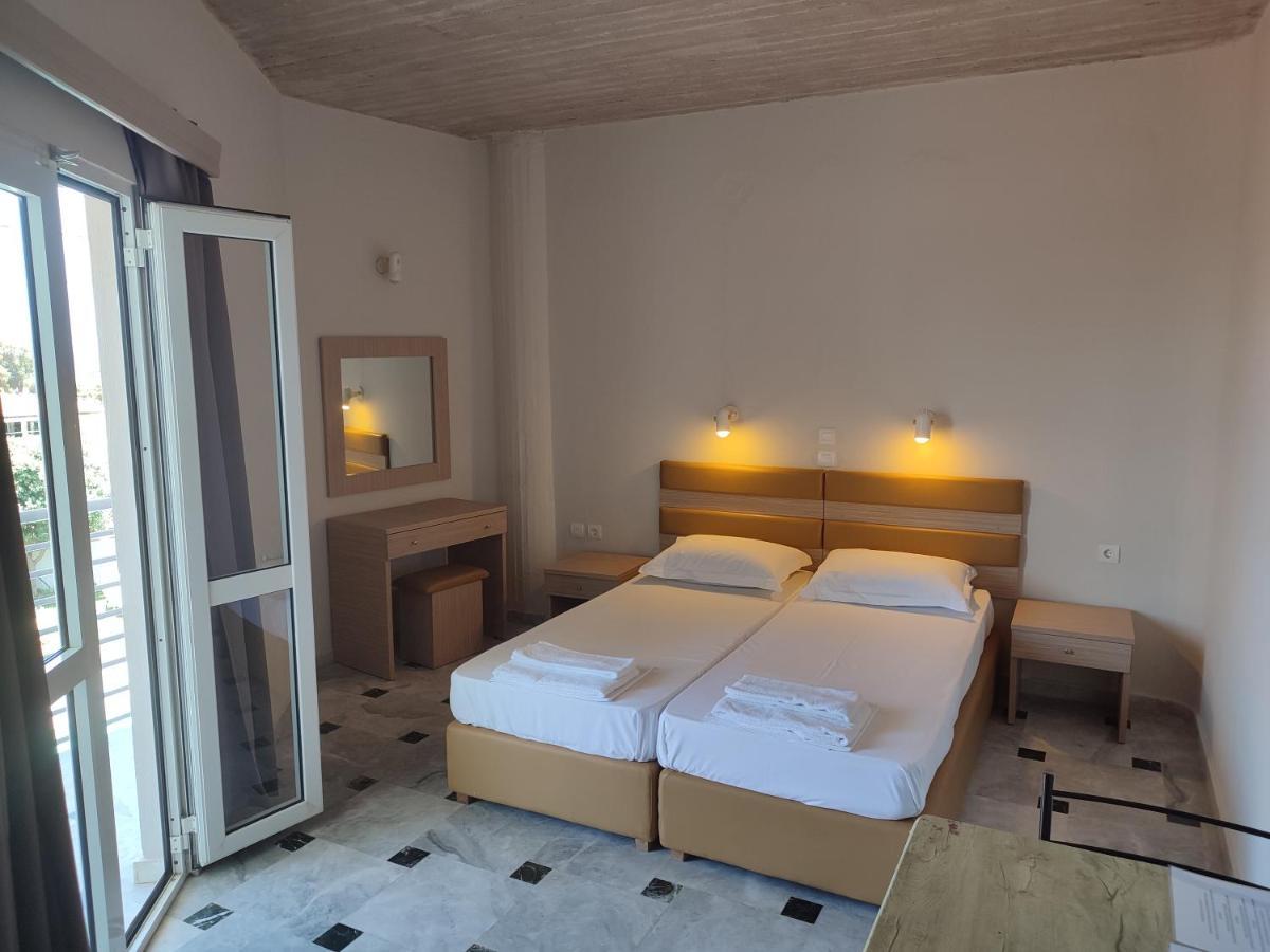 Aparthotel Banana Moon Adelianos Kampos Exterior foto